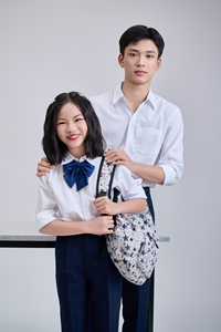 เสื้อนักเรียนแขนสั้นสีขาวสำหรับเด็กประถม ผลิตในเวียดนาม ยี่ห้อ FMF ผ้าป๊อปลินทอ ผสมโพลีเอสเตอร์ 65% และฝ้าย 35% แบบยูนิเซ็กซ์ - Product Image 2