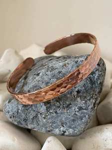 Brazalete Abierto Geométrico de Cobre Martillado con Baño de Cobre Antiguo SOFIYA CRAFT, Joyería de Moda para Mujer - Product Image 1