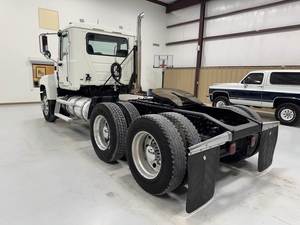 Camion tracteur poids lourd commercial 6x4 avec cabine couchette diesel pour le transport longue distance - Product Image 3