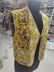 เสื้อกั๊กผ้าควิลท์ลายดอกไม้สีเหลือง คอวี แขนกุด สำหรับผู้หญิง ปักมือ ผ้าฝ้ายทอ ใส่ได้ในฤดูใบไม้ผลิ ของขวัญสำหรับเธอ - Product Image 2