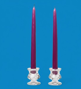 Magnifiques bougies coniques en cire de soja, teinte violet profond lavande, parfum rose, faites à la main, sans fumée, avec verres assortis, pour mariages et Noël - Product Image 2