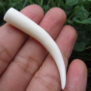 Colgante de hueso de búfalo ecológico tallado a mano con forma de colmillo largo, imitación antigua, para fabricación de collares al por mayor - Product Image 1