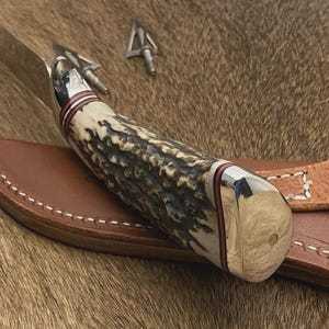 Cuchillo de camping Short Sign Industry con hoja de acero de Damasco de punta clipada y filo recto, mango de madera para uso en exteriores - Product Image 3