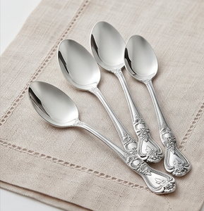 Elegante juego de cubiertos plateados de 4 cucharas para postre con mangos ornamentados, apto para lavavajillas, acabado de alto brillo para el hogar. - Product Image 1