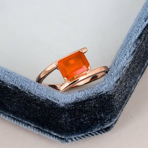 Anillo Clásico de Plata de Ley 925 Sólida con Baño de Oro Rosa, Banda Geométrica y Gema de Cornalina de Corte Octogonal con Engaste de Puntas - Product Image 1