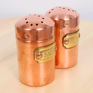 Salières et poivrières en cuivre, parfaites pour les repas en plein air et les pique-niques, ensemble d'assaisonnements compact et facile à transporter, provenant d'Inde. - Product Image 2