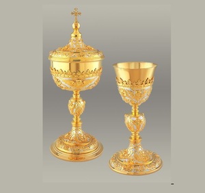 Cáliz y Ciborio de Metal con Acabado Dorado de Lujo para la Comunión y Ceremonias Eucarísticas - Product Image 3