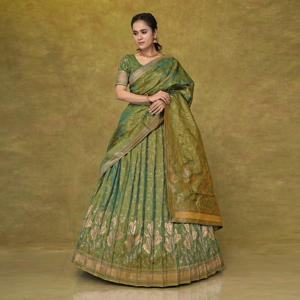 Lehenga Choli en Soie Tissée Héritage avec Brocart Floral Intricaté et Bordure Zari Riche, Longueur Ras du Sol, pour Mariage, Plage, Grandes Cérémonies et Tenue de Mariée Festive - Product Image 5