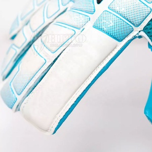 ถุงมือผู้รักษาประตูเยอรมันสีขาวและสีน้ำเงินคุณภาพพรีเมียม แฟชั่นทันสมัย ขายส่งระดับมืออาชีพ พร้อมสายรัดยางลาเท็กซ์ ฝ่ามือเรียบ - Product Image 6