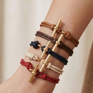 Nueva Pulsera Minimalista de Acero Inoxidable Chapada en Oro de 18K con Cordón de Cuero y Cierre de Palanca para Uso Diario - Product Image 3