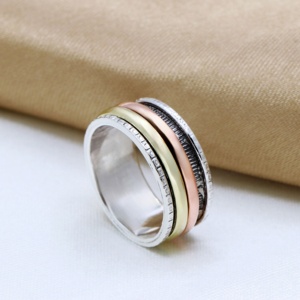 Bague tournante texturée à trois tons en argent sterling 925 faite à la main |   Bijoux fins pour femmes, cadeau pour soulager l'anxiété et favoriser la méditation - Product Image 5
