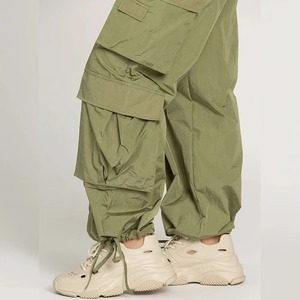 Pantalon cargo pour femme, vert olive, coupe ample, style utilitaire, longueur cheville, avec plusieurs poches, taille élastique, pour le printemps - Product Image 3