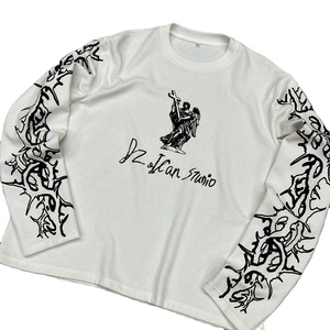 MIXED EMOTION Sudadera negra con cuello redondo y estampado completo pintado a mano, camiseta de manga larga - Product Image 1