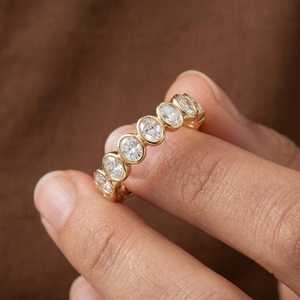 Magnifique bague éternelle en or massif 14 carats avec diamant ovale de laboratoire, idéale pour une demande en mariage ou comme cadeau pour les amoureux - Product Image 2