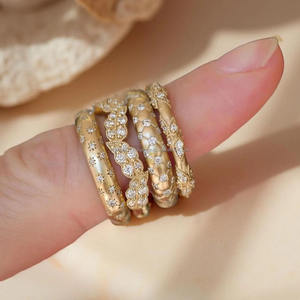 Anillo Moderno para Hombre con Diseño de Hojas, Apilable, Acabado Mate, Minimalista, con Incrustaciones de Moissanita Celestial, Textura Geométrica - Product Image 6