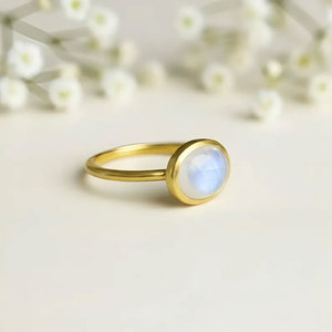 Bague artisanale en laiton avec pierre de lune ronde, style bohème minimaliste, bijou de guérison empilable pour femme - Product Image 2