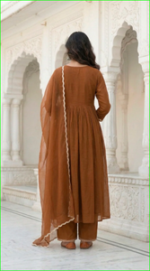 Conjunto de traje fruncido con bordado Dori en Chanderi marrón, estilo línea A - Product Image 3