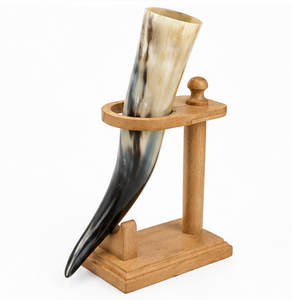 Corne à boire viking artisanale avec support en bois massif, corne de buffle naturelle, coupe médiévale pour hydromel, vaisselle de bar rustique - Product Image 1