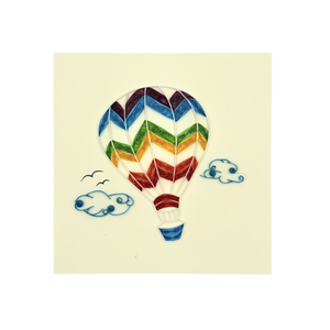 Tarjeta colorida con diseño de globo aerostático, nubes y pájaros, tarjeta de felicitación artística hecha a mano para coleccionistas, tarjeta de quilling - Product Image 1