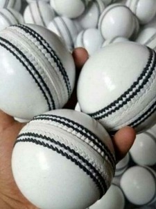 Balle de cricket en cuir de haute qualité, quatre pièces, couture durable, parfaite pour les matchs, l'entraînement et la pratique. - Product Image 3