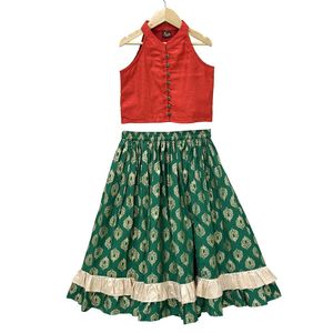 Top sin mangas tejido Twisha con lehenga estampada - Rojo y Verde - Product Image 1