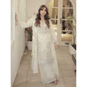 Ensemble haut-bas et dupatta pour femmes avec un travail de broderie élégant - Product Image 1