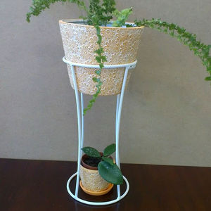 Support de pot de fleurs en fer forgé artisanal, conçu pour les plantes d'intérieur et d'extérieur, offrant un support solide et une décoration élégante - Product Image 1