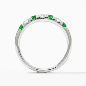 Anillo de media eternidad moderno de oro blanco de 14 quilates con esmeralda de 0.60 quilates y diamante cultivado en laboratorio de corte redondo, elegante anillo de compromiso de oro blanco - Product Image 6