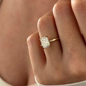 Anillo de Compromiso Solitario con Diamante Cultivado en Laboratorio, Corte Esmeralda de 4.5 Quilates, Chapado en Oro de 14K, Certificado IGI, Regalo para Ella, para Bodas y Fiestas - Product Image 1