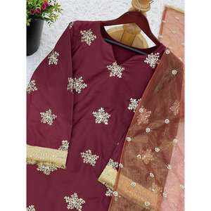 Ensemble haut-bas et dupatta en satin pour soirée, de créateur - Product Image 6