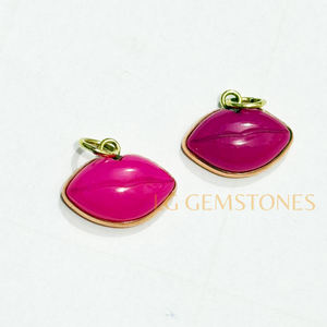 Colgante de calcedonia rosa chapado en oro de 18 quilates al por mayor con bisel tallado en forma de labios, dijes de piedras preciosas de calcedonia fucsia con forma de labios, unisex - Product Image 1