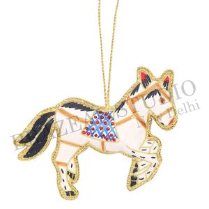 Brazeal Studio - Ornements de Noël personnalisés faits à la main en velours satiné écologique, brodés de perles, fils dorés, fabrication artisanale - Product Image 6