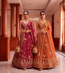 Conjunto Étnico Indio de Diseño: Lehenga, Blusa y Dupatta con Lentejuelas, Bordado y Adornos de Mariposas en Tela de Red para Bodas y Fiestas - Product Image 6