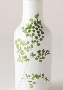 Vase en céramique blanche artistique avec motif floral jaune peint à la main, forme de bouteille élégante et accent élégant pour un style de maison moderne - Product Image 5