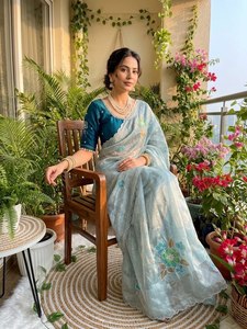 Sari de Satén Cutdana Bloom, Elegante Sari con Perlas, Sari Hecho a Mano con Encanto Floral, Sari de Lujo con Perlas Butta, Sari de Satén con Aura de Perlas - Product Image 2