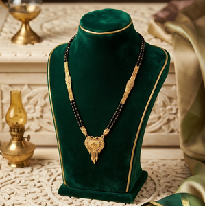 Elegante Mangalsutra de Boda Divyoro, Chapado en Oro, con Cuentas Negras y un Diseño de Colgante Intrincado - Product Image 4