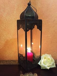 Farol de hierro pintado a mano con aspecto envejecido y gran abertura para facilitar la colocación de velas - Product Image 6