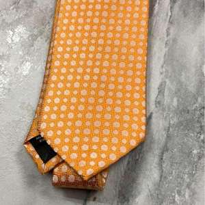 Corbata de seda con puntos en color naranja de la marca Tie Benon - Product Image 2