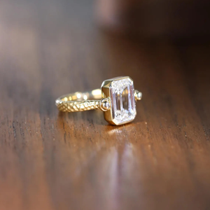 Anillo de Compromiso y Boda con Diamante Cultivado en Laboratorio, Corte Esmeralda, 3.50 Quilates, Oro Amarillo de 14k, Joyería para Regalo - Product Image 5