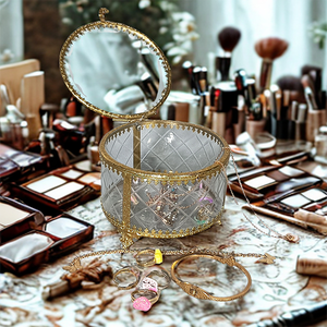 Élégance vintage pour mon espace avec cette magnifique boîte à bijoux en laiton et en verre. Parfaite pour conserver vos trésors en toute sécurité. - Product Image 1