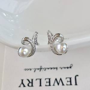 ต่างหูมุกน้ำจืดทรงดาวเงินแท้ ดีไซน์ทันสมัย ประกายระยิบระยับ พร้อมคุณสมบัติคงสี - Product Image 1