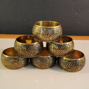 Anillo de servilleta clásico de metal para decoración de mesa de comedor y elegante exhibición de servilletas de lino. - Product Image 1