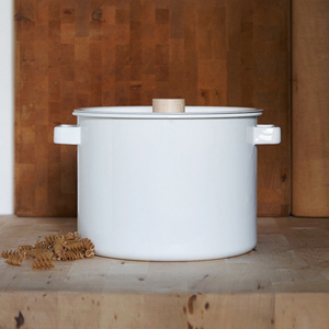 Cubo de hielo minimalista de metal blanco con dos asas laterales rectangulares, una tapa metálica plana y un pomo superior de madera natural ligera. - Product Image 1