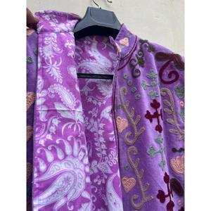 Abrigo Corto de Plumón Estilo Chino, Color Morado, de Terciopelo, Bordado, Ecológico, con Cuello Mandarín, Manga Larga, Diseño Floral de Algodón - Product Image 3