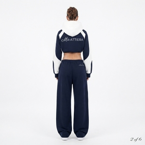 Conjunto Deportivo Personalizado para Mujer, Sudadera con Cremallera y Paneles en Contraste Azul Marino y Blanco, Pantalones Deportivos con Pedrería, Venta al Por Mayor OEM - Product Image 2