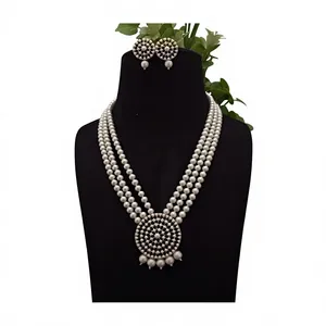 Ensemble collier long et boucles d'oreilles tendance pour femme, avec perles plaquées et diamants, idéal pour les fiançailles, les mariages et les occasions spéciales - Product Image 1