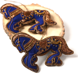 Adorno Navideño de Pared con Caballo Bordado en Hilo Dorado Multicolor de Alta Calidad, Hecho a Mano en India, Festivo, Personalizable - Product Image 1