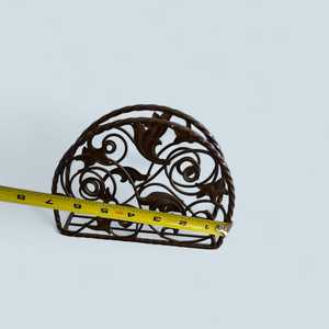 Porta servilletas decorativo vintage de metal, acabado marrón antiguo, diseño ornamentado con detalles de hojas, para la cena - Product Image 2