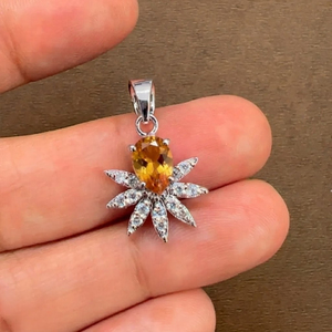 เครื่องประดับ Rhaya Jewels สำหรับผู้หญิง ทำด้วยมือ สไตล์มินิมอล เงินสเตอร์ลิง ชุบโรเดียม ประดับพลอยโทแพซทรงบริลเลียนท์ รูปดอกไม้ แบบคลาสสิก ตัวเรือนแบบกรงเล็บ ของขวัญสุดพิเศษ - Product Image 3