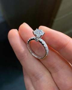 Bague en argent sterling 925 de luxe la plus demandée, sertie d'un moissanite taille émeraude, pour les cérémonies de mariage, disponible à un prix abordable - Product Image 2